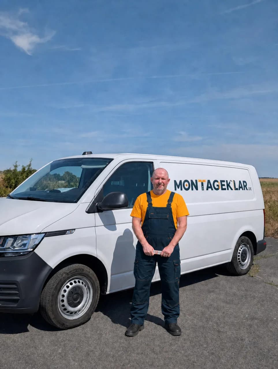 Alexander Resch vor dem Transporter von Montageklar